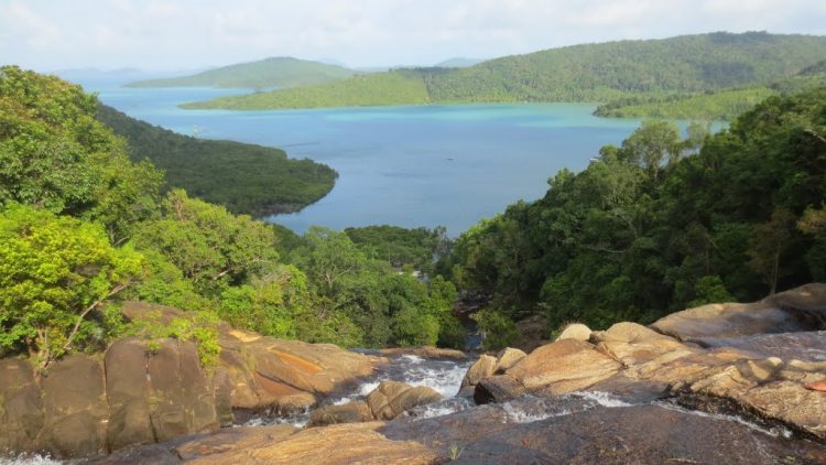 Gambar Artikel Air Terjun Temburun dan Pulau Temawan