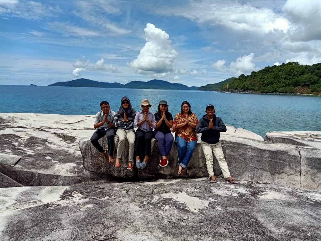 Foto bersama tim riset di Kepulauan Anambas