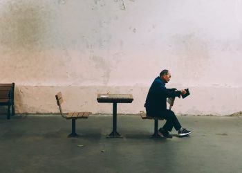 Dongeng Pak Tua Menjangkau Cahaya