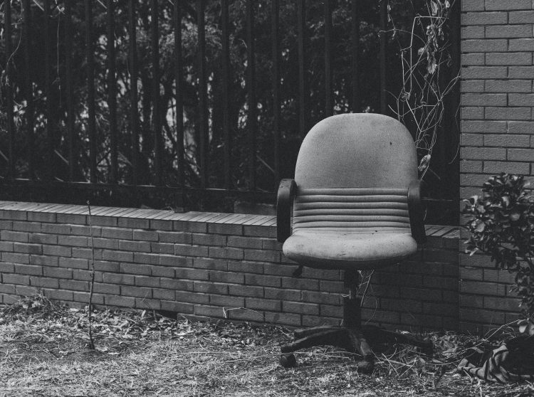 Puisi yang Mengantarkan Kematian