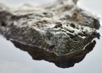 Bebatuan dan Anyir Air