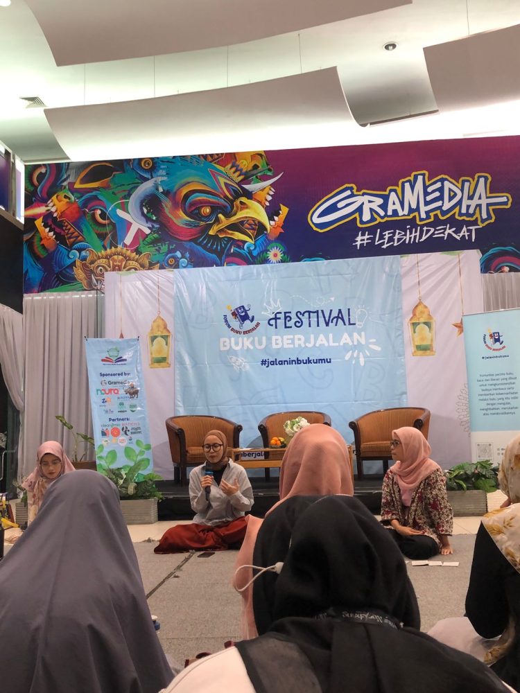 Membangun Literasi Peduli Bumi: Festival Buku Berjalan